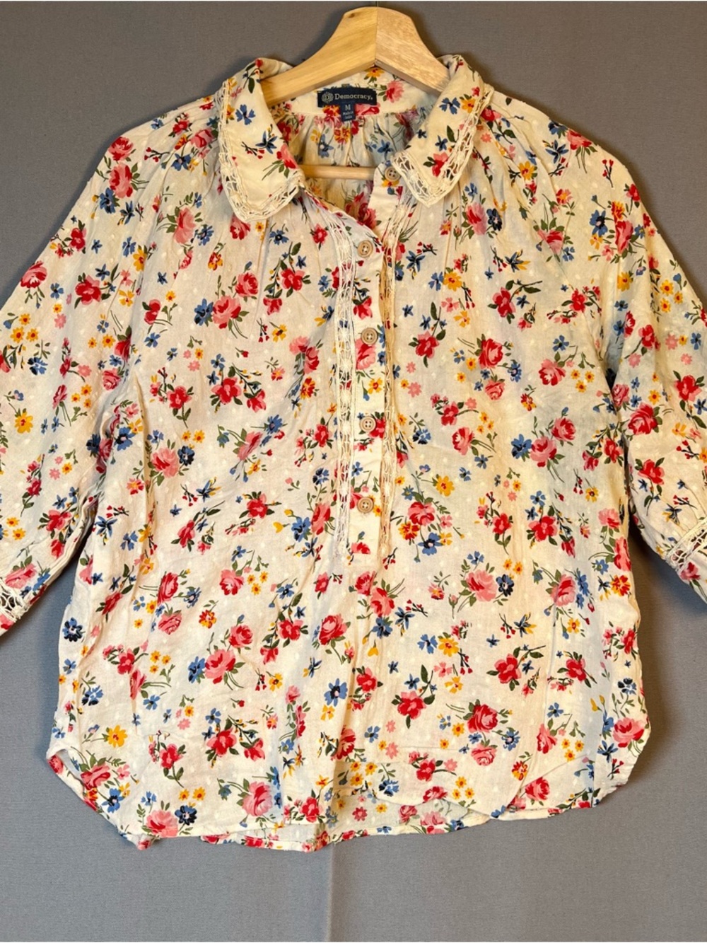 Democracy Womens SzM Cream Floral Button-Up 3/4 Sleeve Top Crochet Details